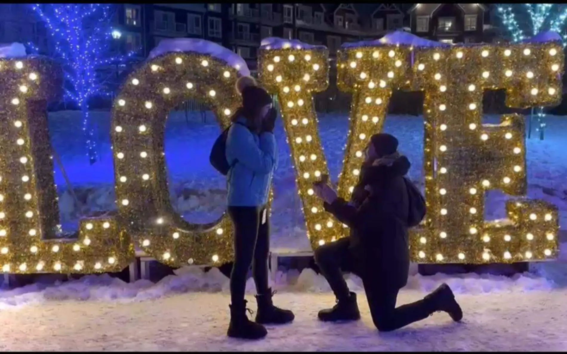 Bajo la nieve de Canadá Marcela Unda se compromete en matrimonio 